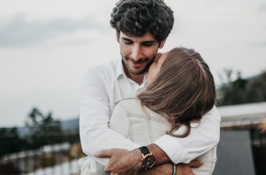 Ενα ζευγάρι είναι αγκαλιασμένο