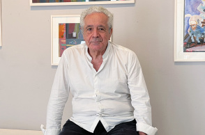 Ο Αλέξης Κυριτσόπουλος στη Γκαλερί Σκουφά, στο στήσιμο της έκθεσης «Οι φαντασίες του Δον Κιχώτη» 