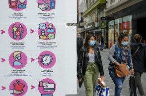 Γυναίκες με μάσκα για τον κορωνοϊό στις Βρυξέλλες