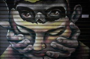 Γκράφιτι για την πανδημία κορωνοϊού (ΦΩΤΟ ΑΡΧΕΙΟΥ) - Τα κρούσματα σήμερα Τρίτη 26 Οκτωβρίου 2021 και την κατανομή τους ανακοίνωσε ο ΕΟΔΥ