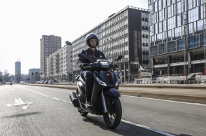 Το νέο σκούτερ της Piaggio, Medley, οδηγείται χωρίς δίπλωμα αυτοκινήτου και κάνει τις βόλτες στη πόλη ακόμα πιο απολαυστικές.