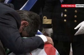 Ο σύζυγος της Φώφης Γεννηματά πάνω από το φέρετρο της