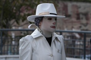 Η Ιωάννα Παλιοσπύρου την ώρα που φτάνει στο δικαστήριο