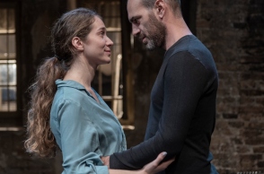 To "Knock" της Μέγκαν Τζένκινς, σε σκηνοθεσία Ντίνου Ψυχογιού, στο θέατρο Φούρνος