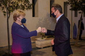 Την Άνγκελα Μέρκελ στο σπίτι του στην Αθήνα για ιδιωτικό δείπνο υποδέχεται ο πρωθυπουργός Κυριάκος Μητσοτάκης