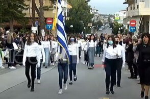 Στο σεισμόπληκτο Αρκαλοχώρι στην Κρήτη έγινε κανονικά η παρέλαση για την 28η Οκτωβρίου 1940 και την Επέτειο του ΟΧΙ