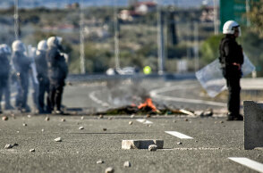 Η Εθνική Οδός Αθηνών - Πατρών έκλεισε στο ύψος του Ζευγολατιού, καθώς υπήρξε ένταση με Ρομά για την καταδίωξη στο Πέραμα
