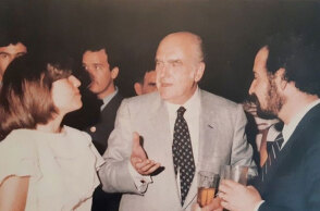 Η Φώφη Γεννηματά με τον πατέρα της, Γιώργο, και τον πρόεδρο του ΠΑΣΟΚ Ανδρέα Παπανδρέου - Η φωτογραφία αυτή συνοδεύει την τελευταία ανάρτηση στο Instagram πριν από τον θάνατό της