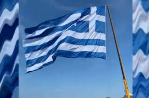 Η μεγαλύτερη ελληνική σημαία στον κόσμο υψώθηκε στη Σαντορίνη για την 28η Οκτωβρίου 1940