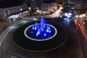 Το συντριβάνι στην Ομόνοια στα γαλανόλευκα για την 28η Οκτωβρίου 1940