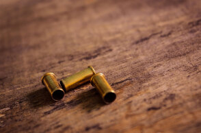 Οι αληθινές σφαίρες στο όπλο του Άλεκ Μπάλντουιν ήταν εκεί χωρίς να το γνωρίζει η υπεύθυνη όπλων στην ταινία Rust (ΦΩΤΟ ΑΡΧΕΙΟΥ)