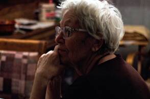 Ηλικιωμένη γυναίκα με γυαλιά