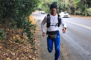 Ο ηθοποιός και μαραθωνοδρόμος Άγης Εμμανουήλ τρέχοντας προς το Μάντσεστερ στο πλαίσιο του υπερμαραθωνίου του για το κλίμα από την Αθήνα στη Γλασκώβη