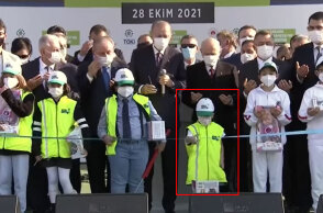 Ο Ερντογάν σε εγκαίνια πάρκου βλέπει τον πιτσιρικά να ετοιμάζεται να κόψει πρόωρα την κορδέλα με το ψαλίδι