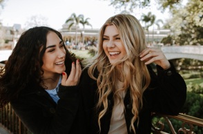 Δύο κορίτσια γελάνε.