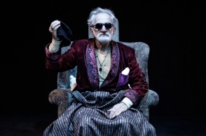 Ο Δημήτρης Καταλειφός στο "Τέλος του παιχνιδιού" του Σάμουελ Μπέκετ στο Σύγχρονο Θέατρο