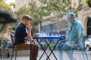 Άνθρωπος που παίζει σκάκι με ανθρώπινο ολόγραμμα