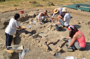 Χάλκινα ξίφη και πολύτιμα σύνολα κτερισμάτων στην πρώτη ανασκαφή στην Τράπεζa Αιγιαλείας 