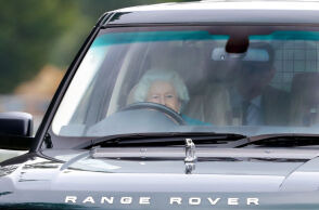 στο τιμόνι η βασίλισσα Ελισάβετ