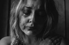 Ασπρόμαυρη φωτογραφία γυναίκας που κλαίει