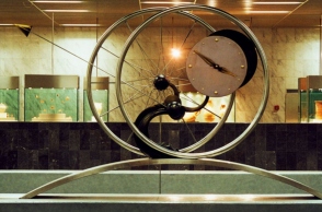 Θόδωρος, "Το ωρολόγιον του μετρό" (2001) στον σταθμό της πλατείας Συντάγματος