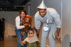 Ο Γιάννης Αντετοκούνμπο με την οικογένειά του