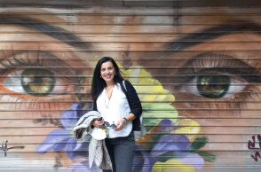 Η Αθηνά Σοκόλη, υπεύθυνη των ομώνυμων εκδόσεων, στην Ομόνοια