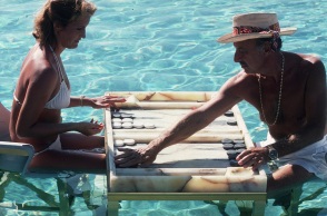 Η Carmen Alvarez παίζει τάβλι με τον Frank “Brandy” Brandsetter, έναν κατάσκοπο πληροφοριών των ΗΠΑ.