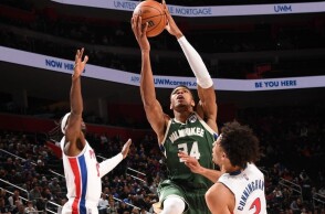 Ο Γιάννης Αντετοκούνμπο στη νίκη επί των Ντιτρόιτ Πίστονς