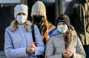 Γυναίκες με μάσκα για τον κορωνοϊό στη Μόσχα