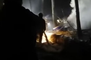 Στάχτη και αποκαΐδια στο σημείο όπου συνετρίβη το αεροσκάφος στη Ρωσία