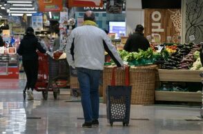 Πέτσας: Γιατί εξαιρέθηκαν οι εκκλησίες και τα σούπερ μάρκετ από τα μέτρα 