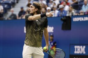 Εγκατέλειψε ο Τσιτσιπάς τον αγώνα με τον Ποπίριν, πρόωρος αποκλεισμός από το Paris Masters