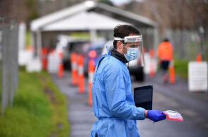 Υγειονομικός στη Γερμανία με μάσκα και προστατευτικό εξοπλισμό για τον κορωνοϊό έξω από νοσοκομείο (ΦΩΤΟ ΑΡΧΕΙΟΥ)