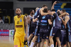 ΑΕΚ - Κολοσσός Ρόδου 82-85. Σπουδαίο διπλό για τους φιλοξενούμενους στην 6η αγωνιστική της Basket League, που έφυγαν με το διπλό από το κλειστό των Άνω Λιοσίων.