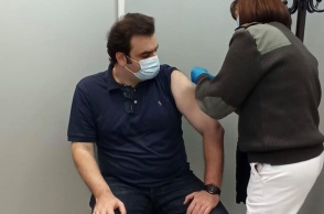 Κυριάκος Πιερρακάκης: Έκανε την τρίτη δόση του εμβολίου