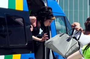 Η Amy Winehouse στο αεροδρόμιο Ataturk, Κωνσταντινούπολη, Τουρκία, 22 Ιουνίου 2011