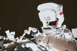 Η Γουάνγκ Γιαπίνγκ έγινε η πρώτη Κινέζα αστροναύτης που πραγματοποίησε διαστημικό περίπατο