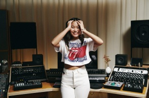 Μοντέλο με ρούχα Tommy Hilfiger από τη συλλογή «Tommy Revisited: Music Edition»