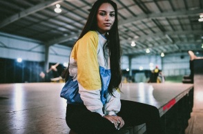 Ένα κορίτσι ποζάρει