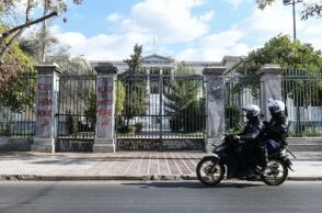 Δίκυκλο της Αστυνομίας περνά από το Πολυτεχνείο