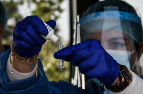 Δωρεάν rapid test για κορωνοϊό από υγειονομικό του ΕΟΔΥ (ΦΩΤΟ ΑΡΧΕΙΟΥ) - Σε 182 σημεία τα κινητά κλιμάκια την Τρίτη 9 Νοεμβρίου 2021