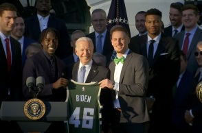 O Tζο Μπάιντεν κατά την επισκέψη των Bucks στον Λευκό Οίκο