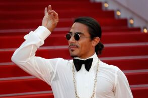 Ο Salt Bae τάισε χρυσή μπριζόλα Βιετναμέζο υπουργό 