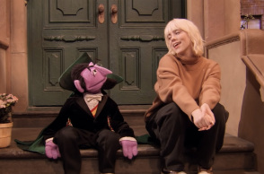 H Billie Eilish τραγουδά στην Sesame Street