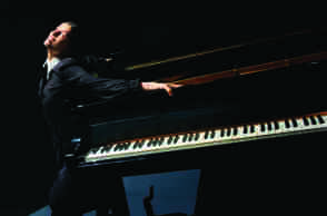 α θεατρικά και χορευτικά δρώμενα του καλλιτεχνικού του προγράμματος για τον χειμώνα του 2021 και την άνοιξη του 2022. 