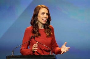 Νέα Ζηλανδία: Η Πρωθυπουργός Τζασίντα Άρντερν διέκοψε ζωντανή μετάδοση για να βάλει την κόρη της για ύπνο