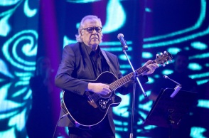 Ο Χρήστος Κυριαζής παίζει κιθάρα στη σκηνή του Teatro