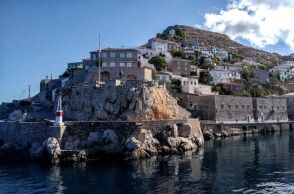 Μήνυση κατά της Ολλανδής δημοσιογράφου από τον Δήμαρχο Ύδρας: "Μας αποκάλεσε ακροδεξιούς, ρατσιστές, Χρυσαυγίτες"