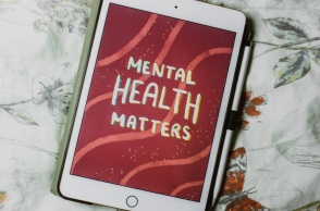 Στιγμιότυπο που απεικονίζει ένα τάμπλετ με μήνυμα «Mental Health Matters»